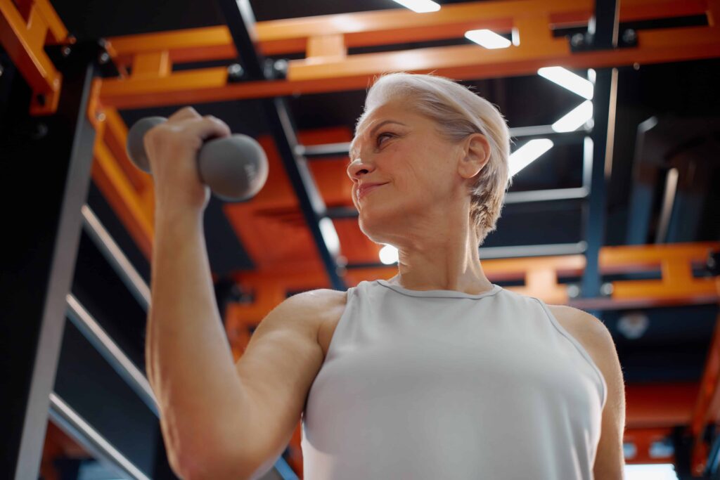 donna esercizi forza menopausa
