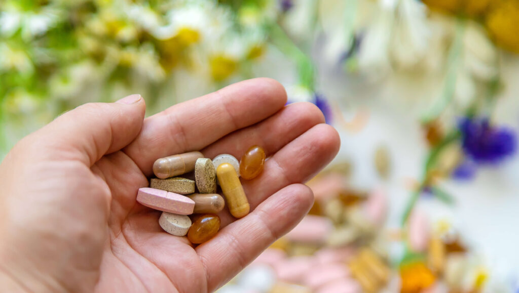 pillole integratori menopausa mano